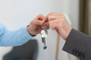 agente inmobiliario entrega llaves departamento
