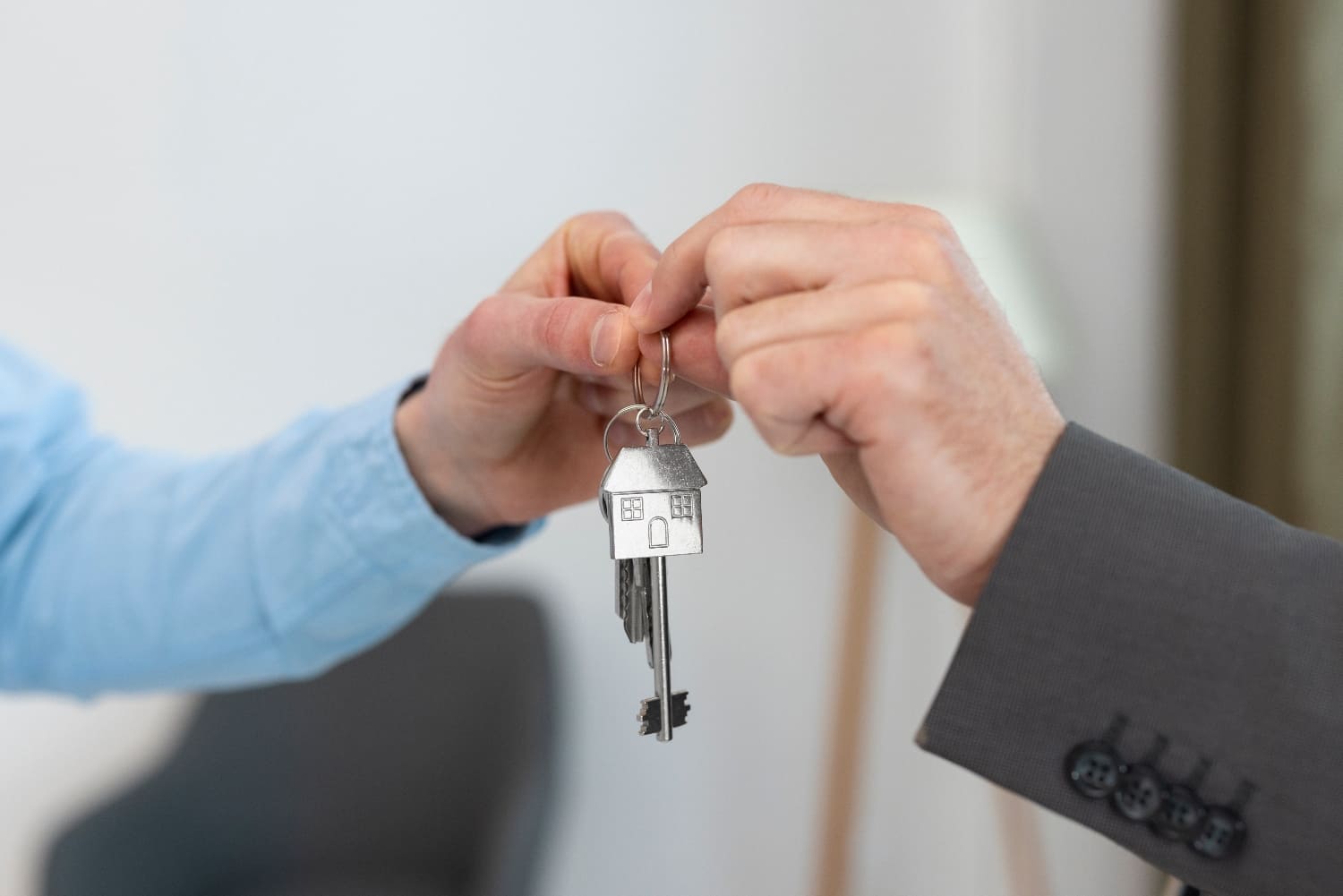 agente inmobiliario entrega llaves departamento